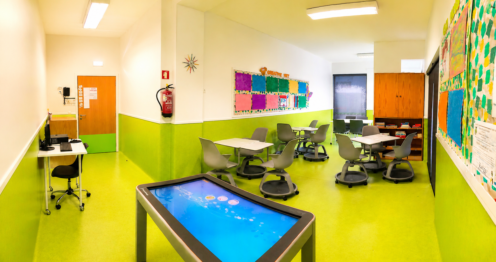 Sala do 1º Ciclo — mesa interativa e cadeiras móveis