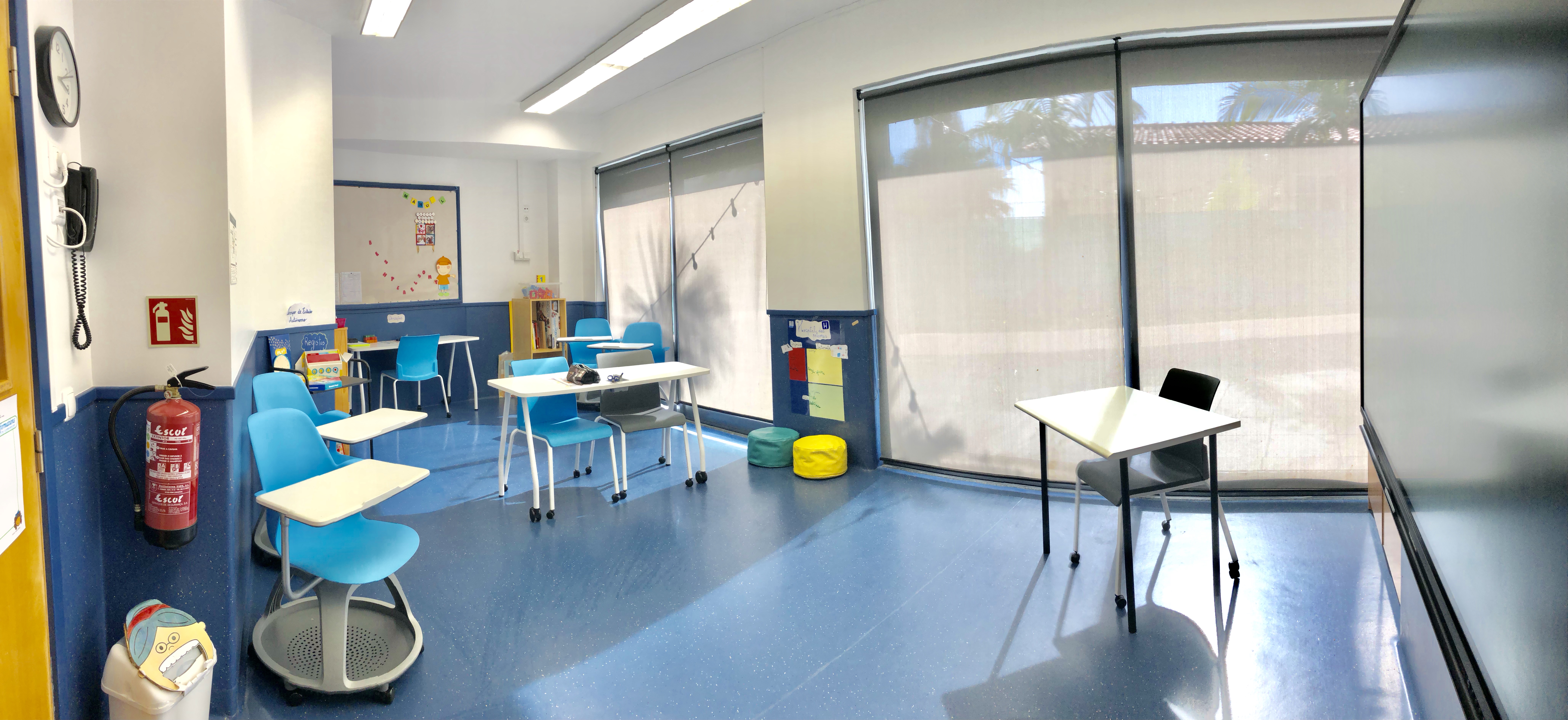 Sala do 1º Ciclo — espaço luminoso de trabalho em grupo