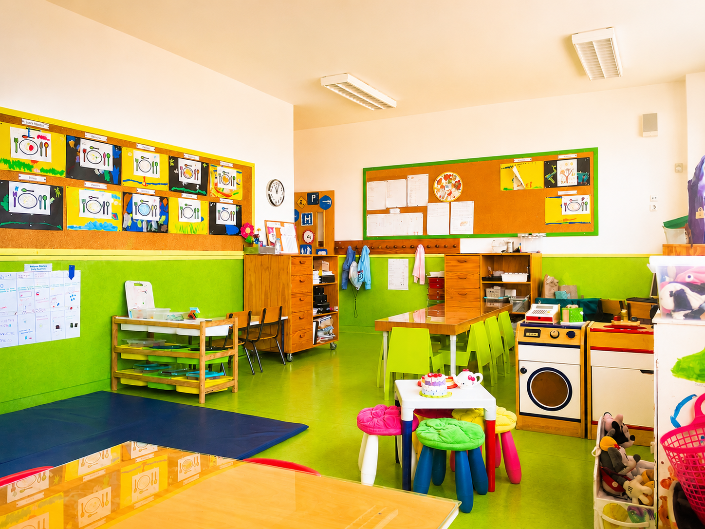Sala dos 3-4 anos — área de faz-de-conta e expressões